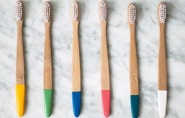 Why Switching to a Natural Toothpaste is a Good Idea // By Naturopath & Nutritionist Renée Naturally